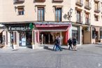 Local en alquiler en Calle Reyes Católicos, Toledo, 45002 con persona, ropa, ventana, superficie de la carretera, ciudad, ciudad, espacio público, zona urbana, peatón y calle alrededor