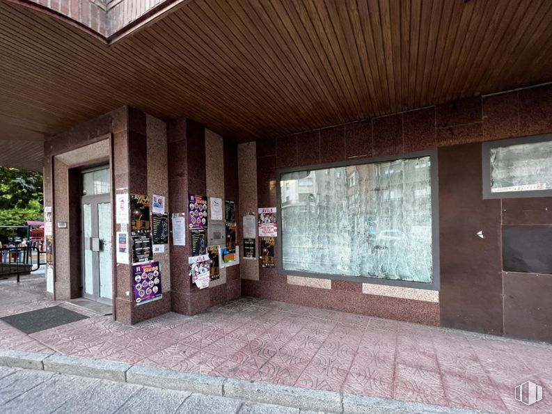 Retail for rent at Calle Arevalo, Ávila, 05001 with window, building, facade, flooring, house, road surface, plant, brick, city and shade around