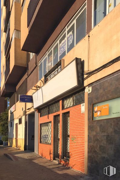 Local en alquiler y venta en Avenida Rafael Alberti, 16, Puente de Vallecas, Madrid, 28038 con ventana, edificio, naranja, diseño urbano, madera, fachada, condominio, albañilería, edificio comercial y tintes y matices alrededor