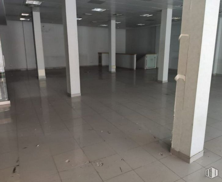 Local en alquiler y venta en Avenida Atenas, Las Rozas de Madrid, Madrid, 28230 con accesorio, suelo de baldosas, suelos, gris, suelo, material compuesto, material de construcción, vidrio, hall y madera alrededor