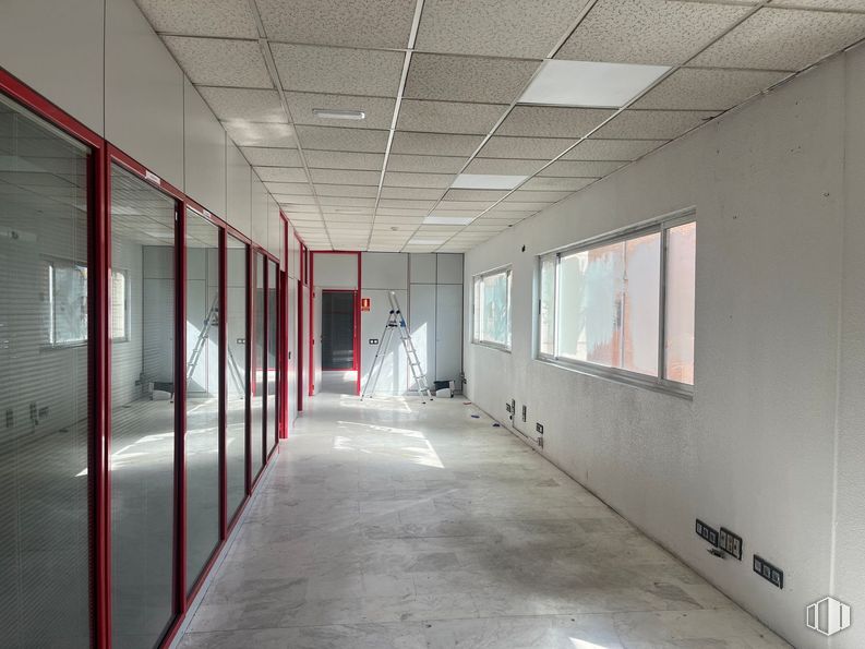 Industrial for rent at Calle Fundición, Rivas-Vaciamadrid, Madrid, 28529 with window, wall, ceiling, flooring, floor, composite material, concrete, daylighting, hall and building material around