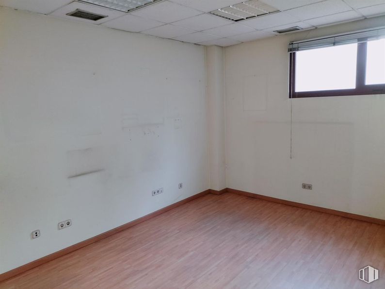 Office for sale at Edificio Alcocer 47, Calle Alcocer, 47, Villaverde, Madrid, 28041 with window, flooring, floor, wall, wood, wood flooring, interior design, ceiling, laminate flooring and apartment around