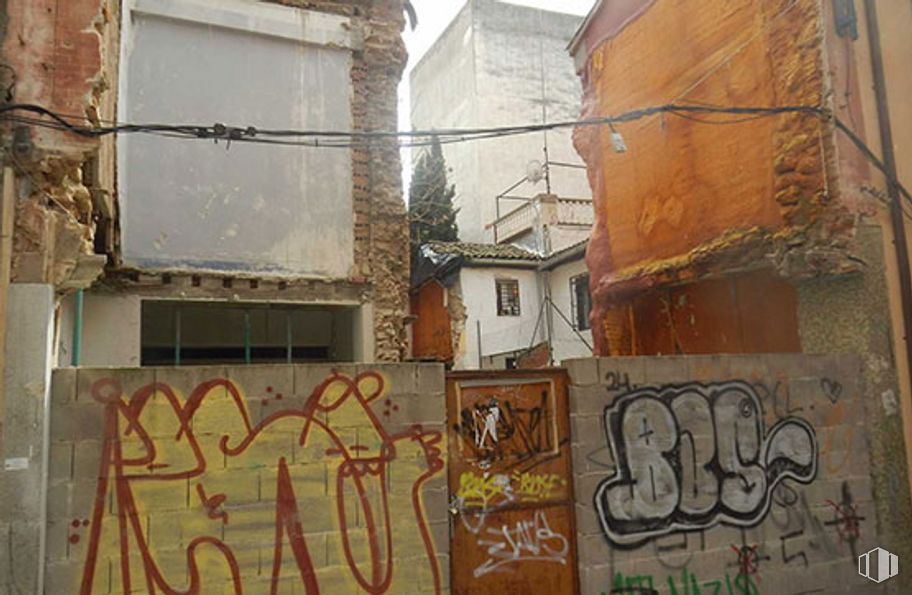 Land for sale at Calle Ramón y Cajal, 8, Talavera de la Reina, Toledo, 45600 with building, brown, handwriting, paint, wood, font, tree, graffiti, art and gas around