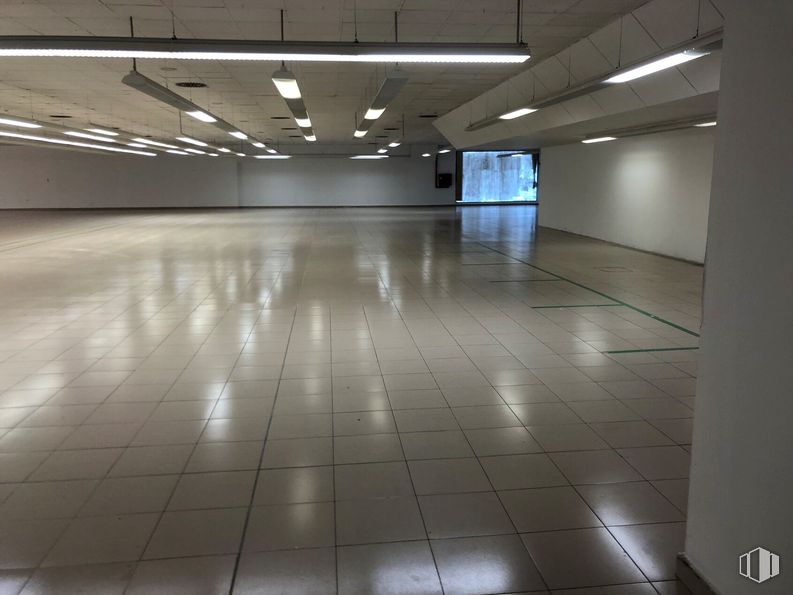 Retail for sale & for rent at Calle Toledo, 17, Sonseca, Toledo, 45100 with lighting, tile flooring, flooring, fixture, floor, tints and shades, hall, building, wood and symmetry around