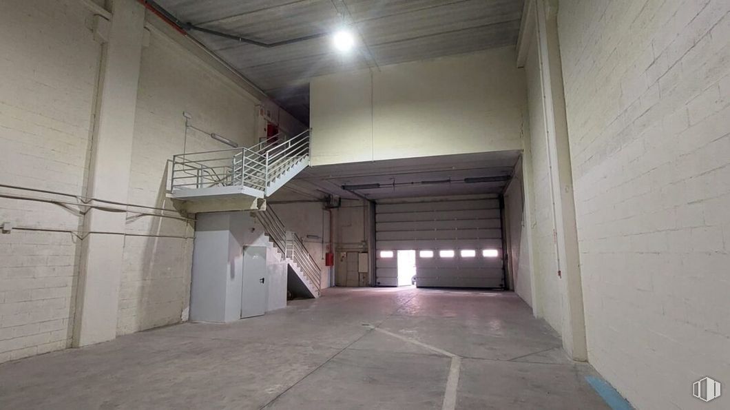 Nave en alquiler en Calle Laguna del Marquesado, Villaverde, Madrid, 28021 con puerta, accesorio, edificio, suelo, material compuesto, suelos, hall, techo, hormigón y simetría alrededor