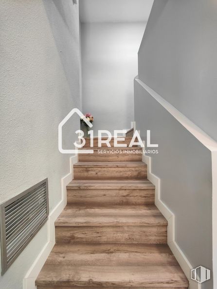 Retail for rent at Zona Peñagrande, Fuencarral - El Pardo, Madrid, 28035 with bed, building, stairs, wood, rectangle, house, flooring, paint, floor and wall around