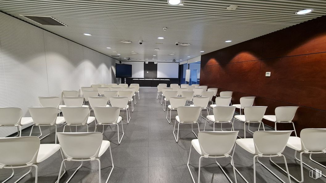 Oficina en alquiler en Calle Cidro, 3, Carabanchel, Madrid, 28044 con silla, alumbrado, diseño de interiores, pasillo, pavimentos, sala de conferencias, evento, salón de actos, ciudad y techo alrededor