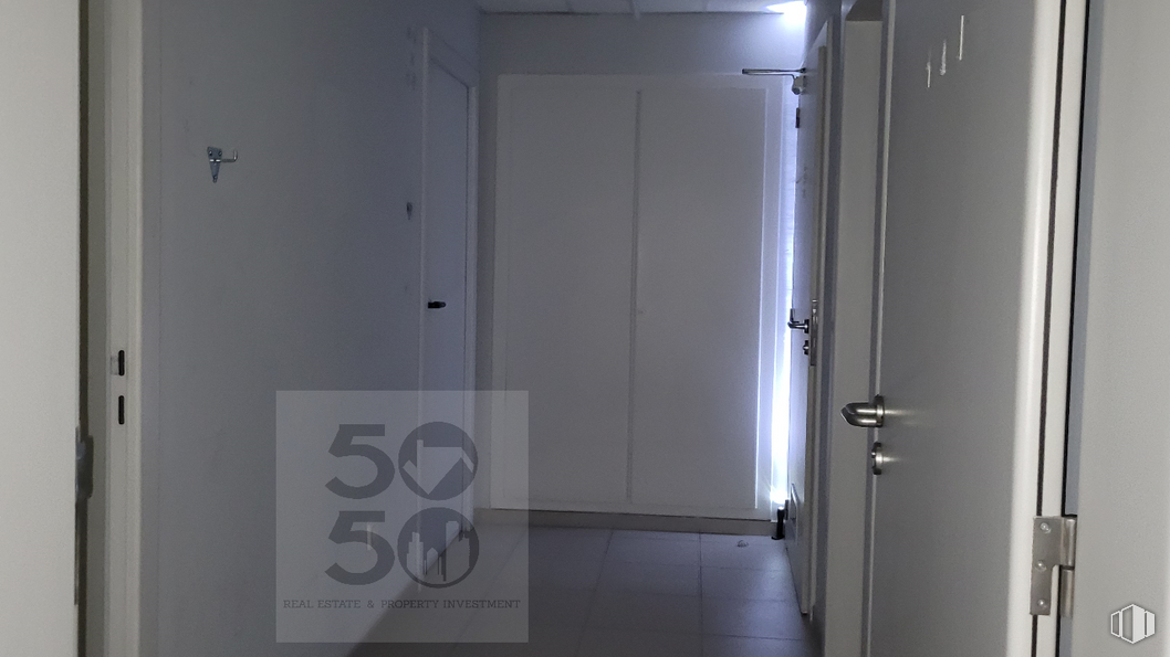 Local en venta en Camino Valderribas, 93, Puente de Vallecas, Madrid, 28038 con puerta, edificio, accesorio, asa, suelos, manija de la puerta, exterior del automóvil, vidrio, techo y aluminio alrededor