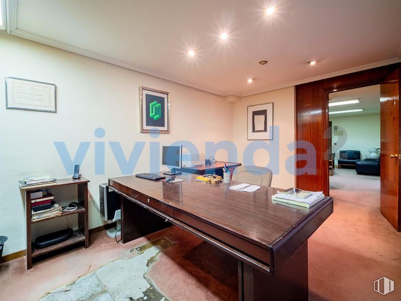 Office for sale at Calle Doctor Esquerdo, Retiro, Madrid, 28007 with desk, picture frame, bookcase, furniture, table, property, wood, living room, flooring and building around