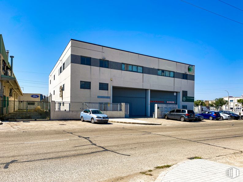 Nave en alquiler y venta en Calle Puerto Navafría, 31, Móstoles, Madrid, 28935 con coche, edificio, cielo, ventana, rueda, vehículo, neumático, diseño urbano, asfalto y zona residencial alrededor