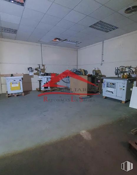 Industrial for sale at Zona logística, Illescas, Toledo, 45200 with floor, flooring, gas, automotive design, hall, ceiling, engineering, machine, wood and event around