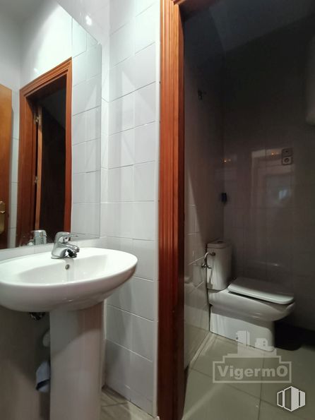 Local en alquiler y venta en Zona Centro, Torrejón de Ardoz, Madrid, 28850 con inodoro, fregadero, accesorios de fontanería, grifo, espejo, lavabo, cuarto de baño, interiorismo, suelo y madera alrededor