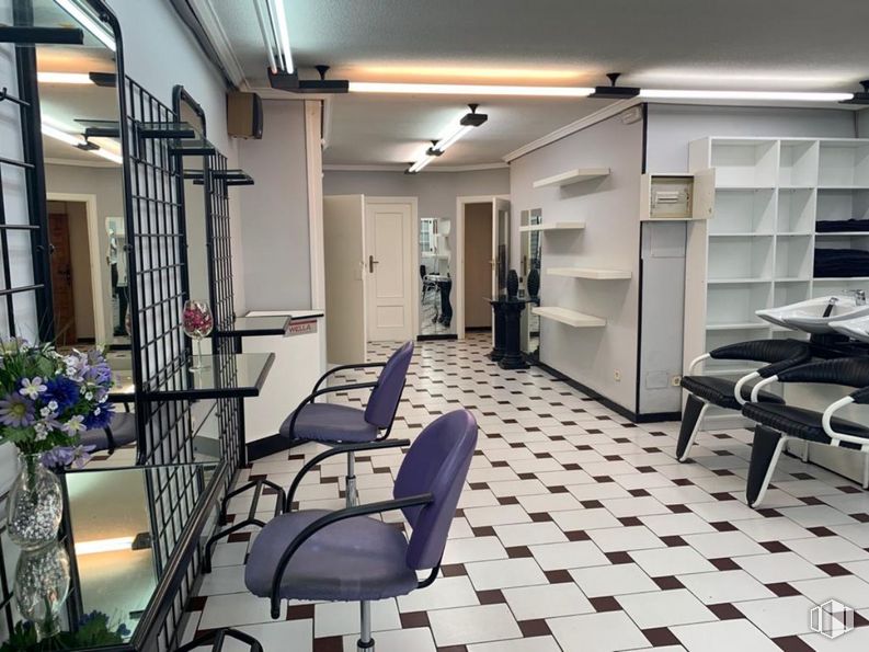 Retail for sale at Calle Ventura Rodríguez, 1, San Lorenzo de El Escorial, Madrid, 28200 with chair, furniture, property, table, shelf, plant, interior design, flooring, architecture and floor around