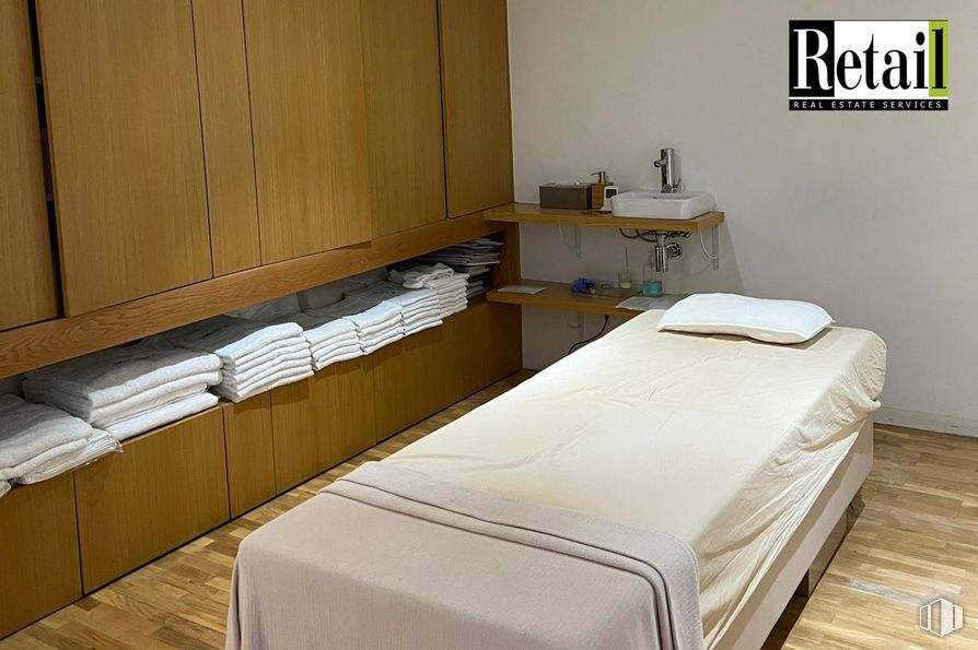 Local en alquiler y venta en Barrio Castellana, Salamanca, Madrid, 28001 con cama, almohada, alacena, armario, mueble, ebanistería, confort, edificio, madera y somier alrededor