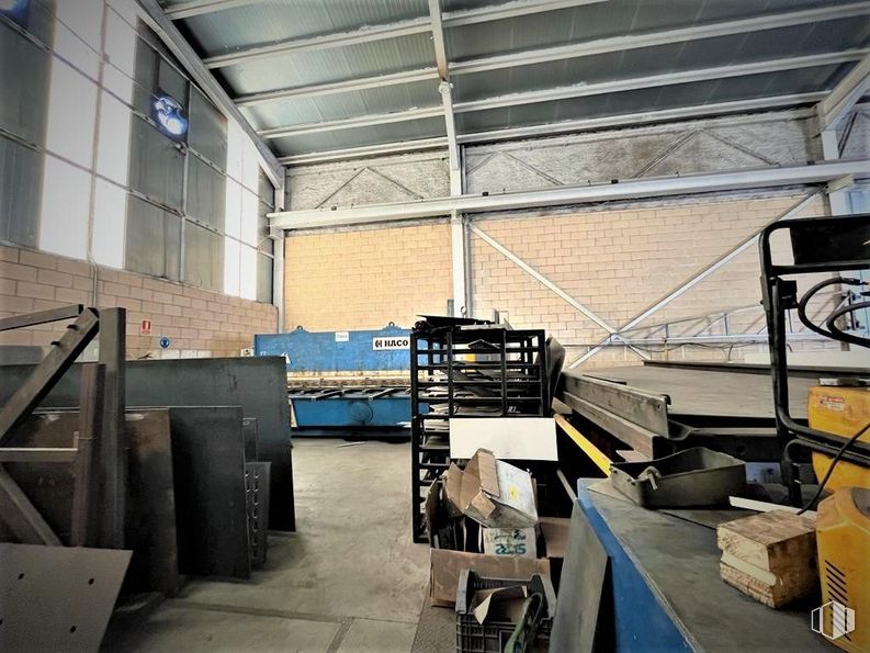 Industrial for sale at Poligono Alcamar, Camarma de Esteruelas, Madrid, 28816 with packaged goods, architecture, automotive design, wood, engineering, building, gas, flooring, fixture and machine around