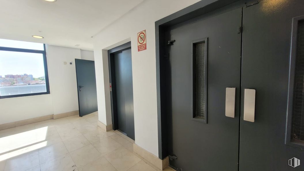 Oficina en alquiler y venta en Avenida Institución Libre de Enseñanza, San Blas - Canillejas, Madrid, 28037 con ventana, puerta, suelo, suelos, material compuesto, vidrio, techo, material de construcción, suelo de baldosas y iluminación natural alrededor