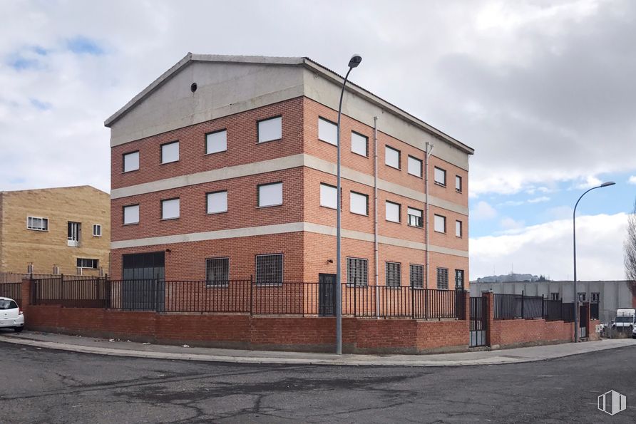 Retail for sale & for rent at Calle Río Tera, 13, Ávila, 05004 with building, street light, window, cloud, sky, urban design, car, facade, city and house around