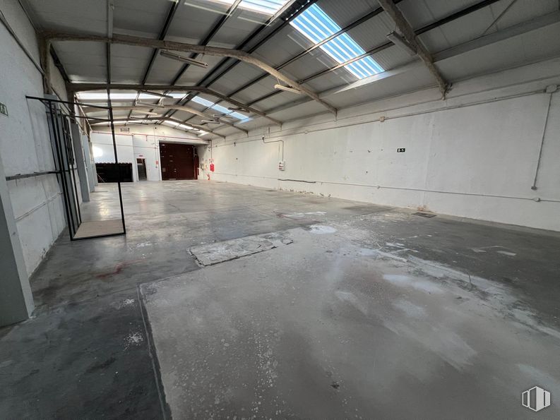 Industrial for sale at Zona Avenida Madrid, Arganda del Rey, Madrid, 28500 with floor, flooring, ceiling, hall, composite material, concrete, metal, daylighting, building material and warehouse around