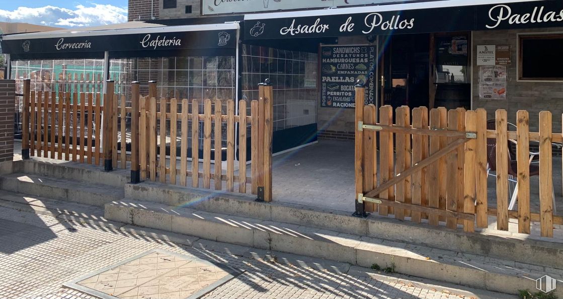 Retail for rent at calle Juan Gris, Torrejón de Ardoz, Madrid, 28850 with door, composite material, shade, awning and restaurant around