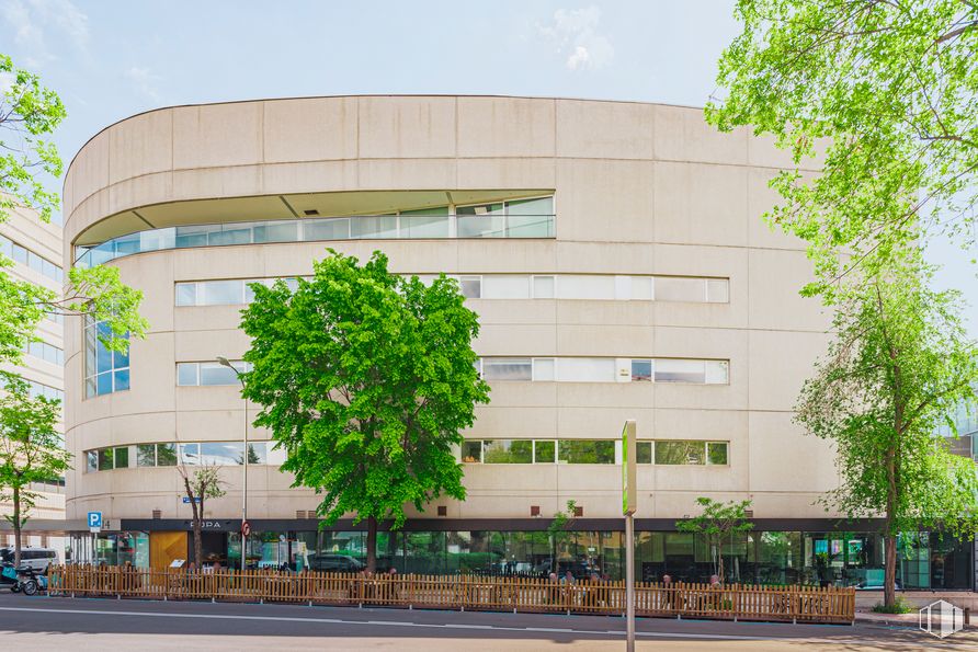 Oficina en alquiler en Edificio Proa, Calle Santa María Magdalena, 14, Chamartín, Madrid, 28016 con edificio, propiedad, cielo, árbol, diseño urbano, edificio comercial, fachada, bienes raíces, ciudad y área metropolitana alrededor