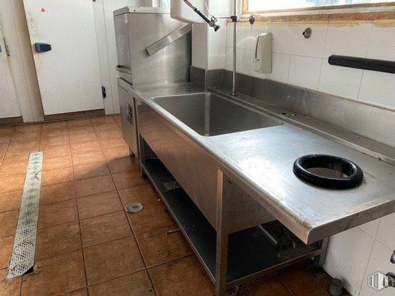 Retail for sale at Calle Corregidor Alonso de Tobar, Moratalaz, Madrid, 28030 with sink, countertop, kitchen appliance, kitchen stove, cabinetry, kitchen, wood, gas stove, flooring and floor around