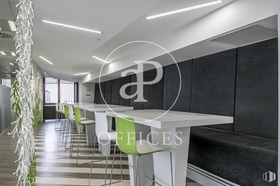 Oficina en alquiler en Edificio Cuzco IV, Paseo Castellana, 141, Tetuán, Madrid, 28046 con silla, mesa, edificio, planta, interiorismo, diseño automovilístico, suelo, suelos, vidrio y fachada alrededor