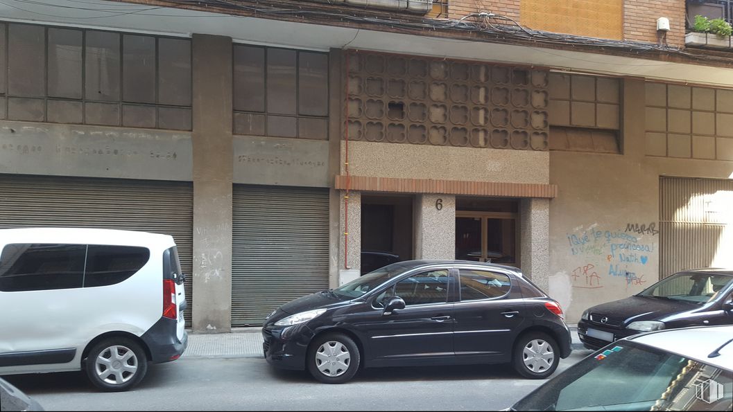 Retail for sale at Calle General Cuesta, 6, Talavera de la Reina, Toledo, 45600 with wheel, car, tire, automotive parking light, land vehicle, vehicle, automotive lighting, automotive tire, motor vehicle and automotive design around