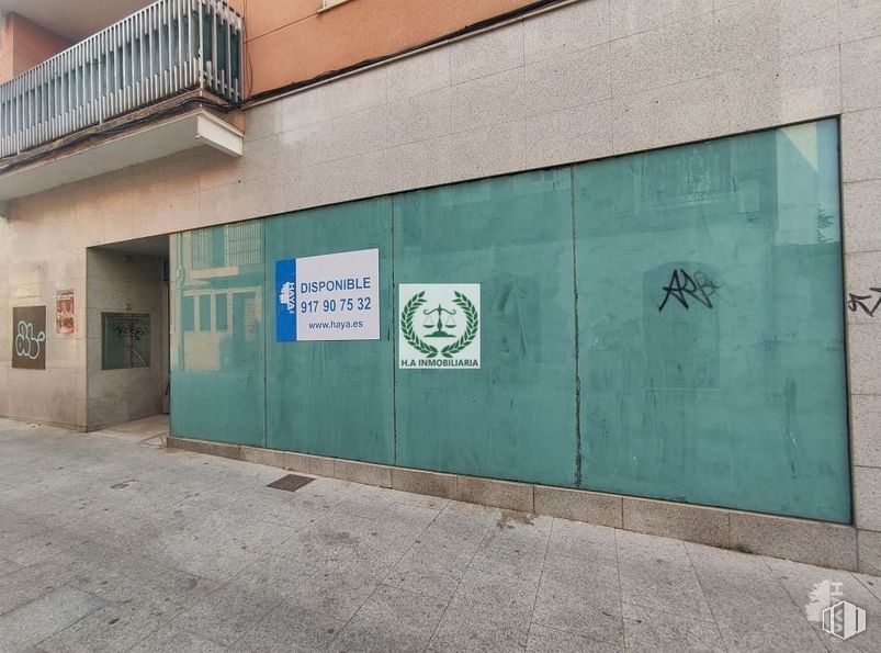 Retail for sale & for rent at Calle Mayor, Pedrezuela, Madrid, 28723 with architecture, art, facade, building, composite material, asphalt, fixture, concrete, font and paint around