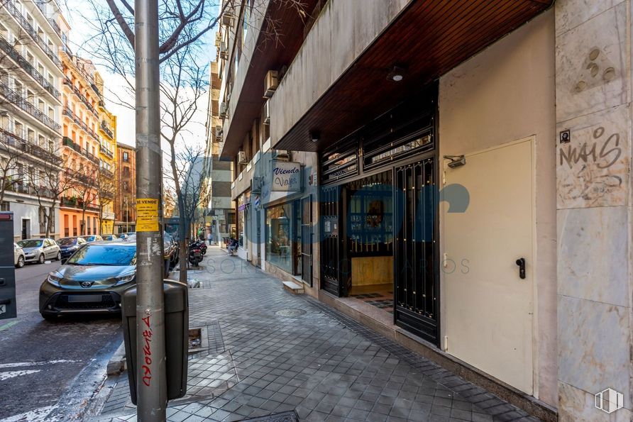 Local en venta en Calle Andrés Mellado, Chamberí, Madrid, 28015 con coche, edificio, neumático, rueda, vehículo, planta, iluminación del automóvil, ventana, matrícula del vehículo y superficie de la carretera alrededor