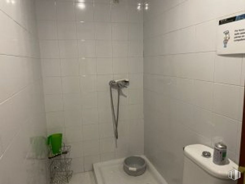 Industrial for sale at Calle Ciudad de Frías, 23, Villaverde, Madrid, 28021 with toilet, plumbing fixture, sink, bathroom, fixture, interior design, tap, flooring, floor and wall around