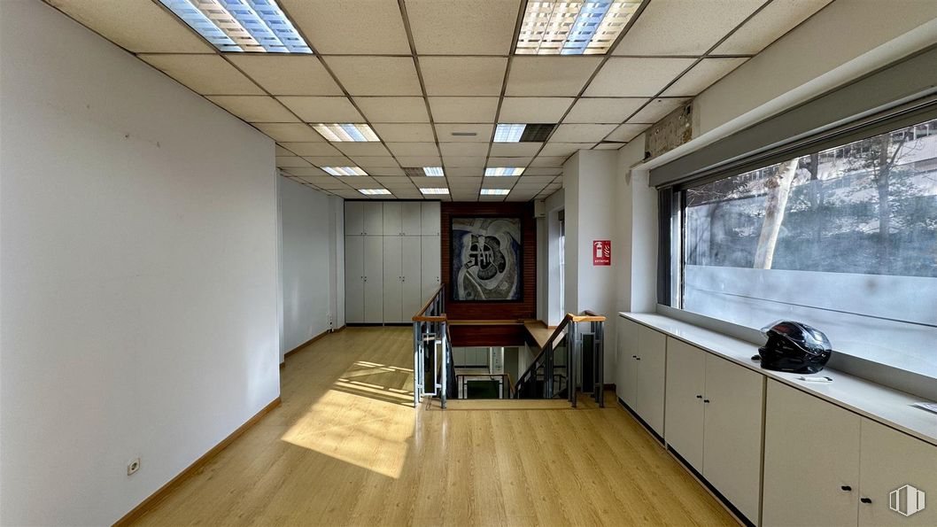 Retail for rent at Paseo Castellana, 192, Chamartín, Madrid, 28046 with cabinetry, window, flooring, floor, interior design, ceiling, lighting, composite material, hall and light fixture around