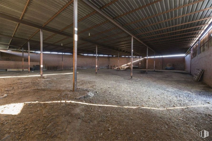 Industrial for sale at Calle Méntrida, s/n, Valmojado, Toledo, 45940 with wood, floor, building, flooring, beam, hall, shade, ceiling, house and concrete around