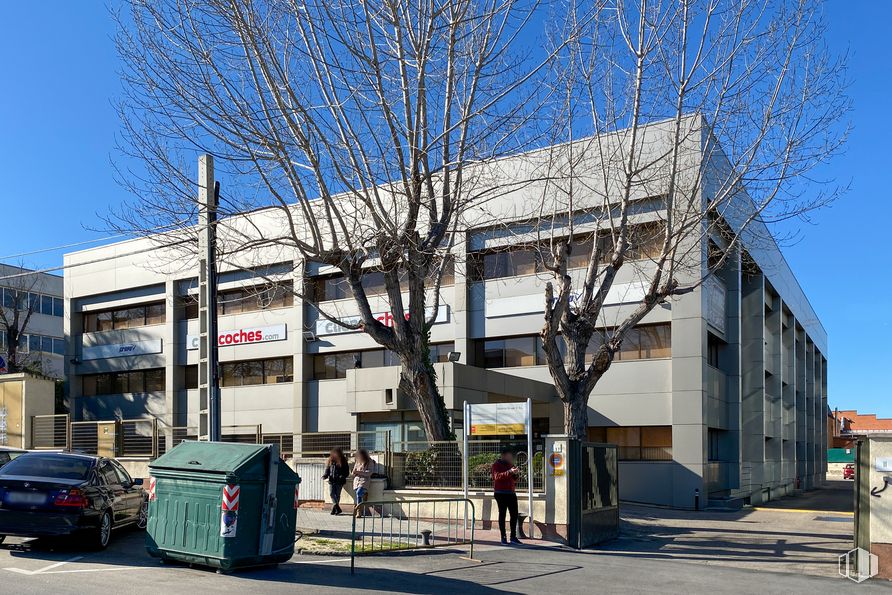 Oficina en venta en Calle Valportillo I, 11, Alcobendas, Madrid, 28100 con coche, edificio, persona, contenedor de basura, tiempo de día, propiedad, cielo, árbol, diseño urbano, vecindario, barrio residencial, ventana y electricidad alrededor