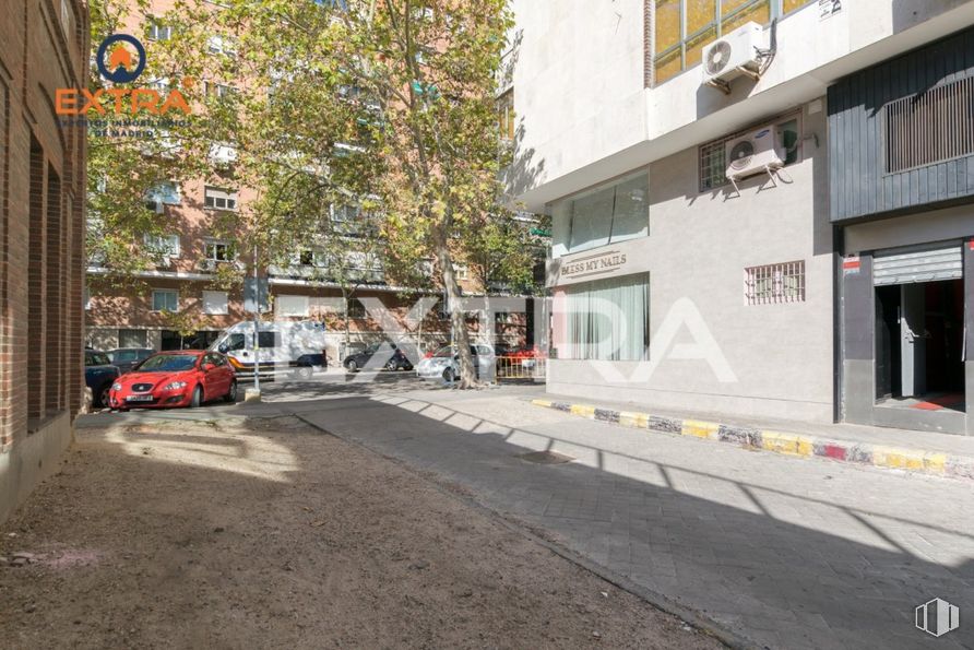 Local en alquiler en Calle Orense, Tetuán, Madrid, 28020 con coche, edificio, neumático, ventana, planta, rueda, superficie de la carretera, árbol, asfalto y vehículo alrededor