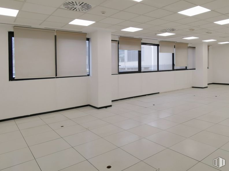 Oficina en alquiler en Calle Haya, Carabanchel, Madrid, 28044 con pavimentos, accesorio, piso, diseño de interiores, pasillo, vidrio, rectángulo, edificio, techo y ventana alrededor