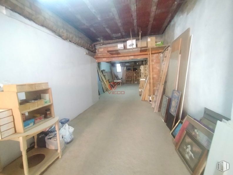 Retail for rent at Calle Ávila, Cuenca, 16003 with furniture, shelf, bookcase, fixture, floor, flooring, shelving, ceiling, wood and room around