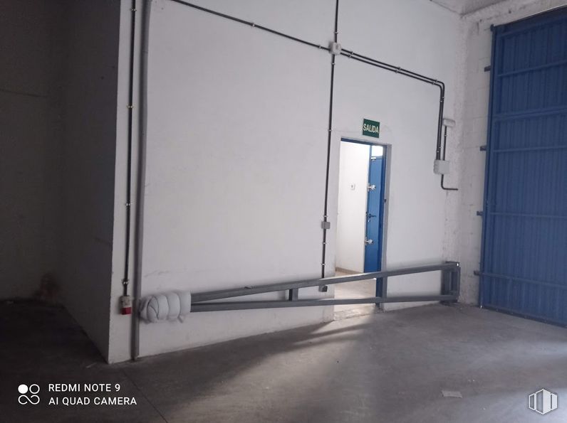 Industrial for rent at Calle Luis I, Villa de Vallecas, Madrid, 28031 with door, fixture, floor, flooring, gas, building, composite material, glass, hall and metal around