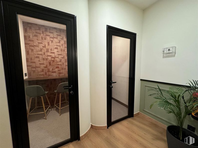 Office for rent at Calle Gran Vía, 6, Centro, Madrid, 28013 with door, chair, houseplant, flowerpot, furniture, wall, flooring, wood, floor and home door around