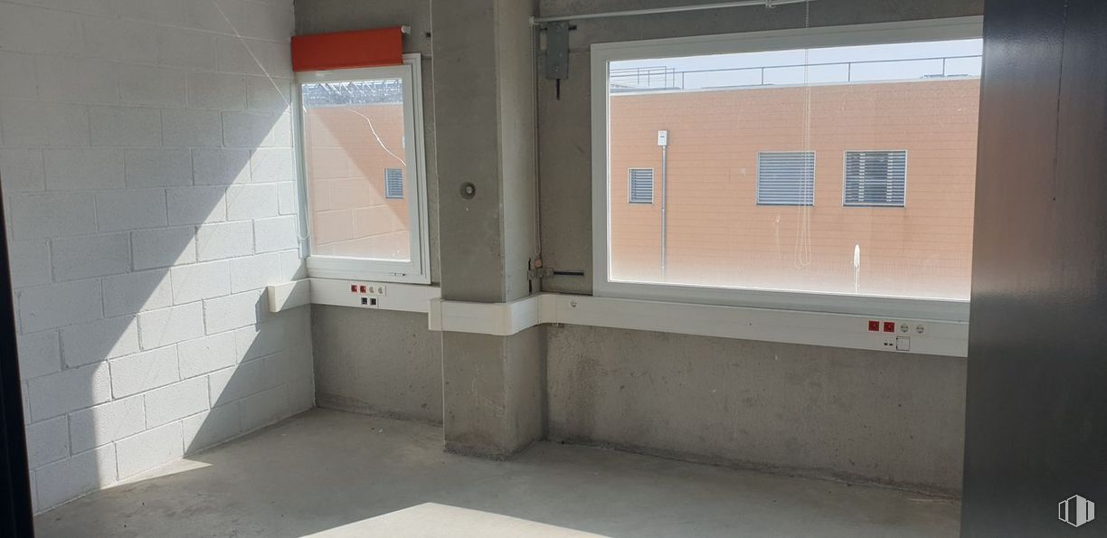 Industrial for sale at Paseo Tren Talgo, Las Rozas de Madrid, Madrid, 28290 with window, building, fixture, door, gas, house, flooring, glass, composite material and machine around