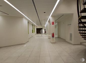 Retail for rent at Calle Alcalá, Retiro, Madrid, 28014 with flooring, floor, interior design, ceiling, composite material, tile flooring, glass, silver, tile and transparency around