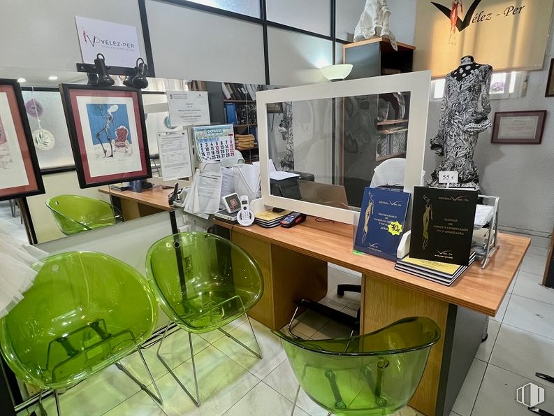 Office for rent at Calle Doctor Esquerdo, Salamanca, Madrid, 28028 with chair, picture frame, mirror, table, furniture, interior design, plastic, gadget and display device around