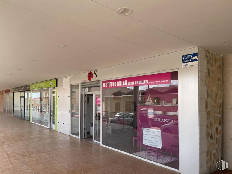 Retail for rent at Avenida Madridejos, 47, Villacañas, Toledo, 45860 with luggage & bags, fixture, door, floor, flooring, gas, building, ceiling, composite material and glass around