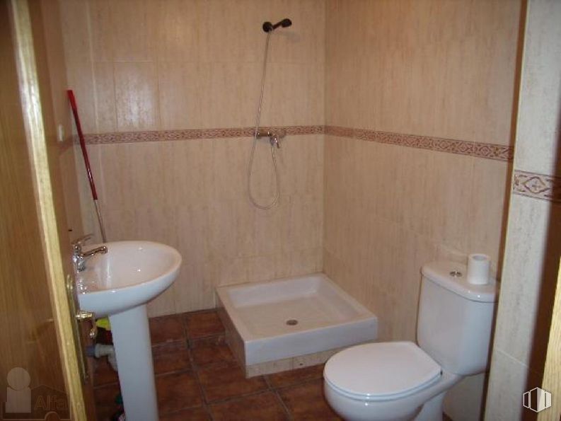 Retail for sale at Zona Canillejas, San Blas - Canillejas, Madrid, 28022 with toilet, sink, brown, property, plumbing fixture, purple, tap, bathroom, building and fixture around