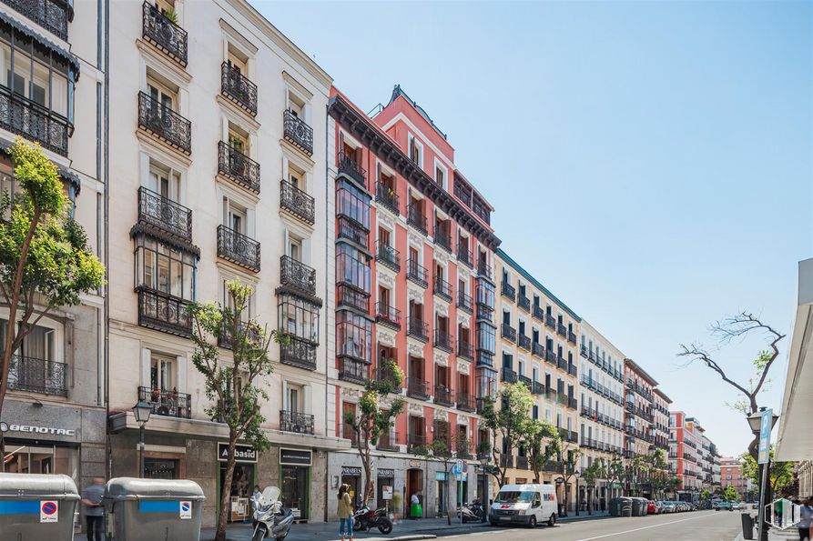 Local en venta en Fuencarral - Malasaña, Centro, Madrid, 28004 con edificio, cielo, ventana, rueda, infraestructura, vehículo, vía pública, árbol, diseño urbano y condominio alrededor