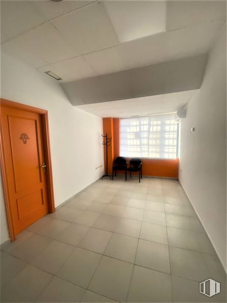 Office for sale & for rent at Polígono Aída, Azuqueca de Henares, Guadalajara, 19200 with door, fixture, building, wood, hall, floor, flooring, house, chair and hardwood around