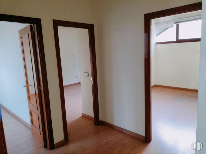 Oficina en venta en Edificio Alcocer 47, Calle Alcocer, 47, Villaverde, Madrid, 28041 con puerta, suelos, suelo, madera, suelos de madera, interiorismo, madera dura, habitación, marrón y suelo laminado alrededor