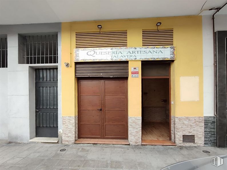 Local en venta en Calle San Juan Bautista de la Salle, Talavera de la Reina, Toledo, 45600 con puerta, ventana, accesorio, edificio, madera, pared, puerta de casa, fachada, tintes y matices y casa alrededor