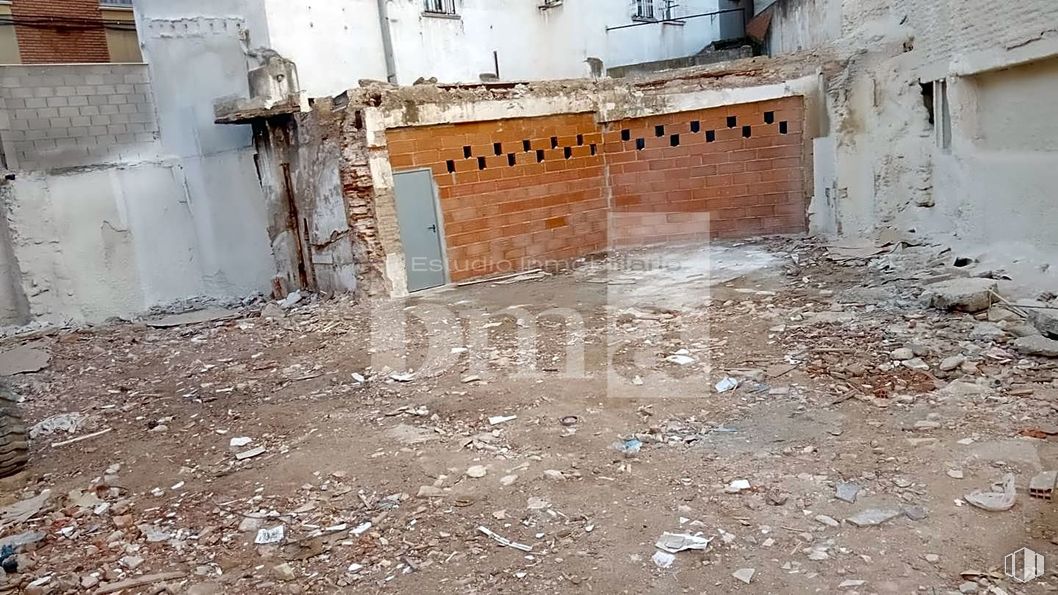 Land for sale at Calle Arcipreste de Hita, 6, Guadalajara, 19001 with brick, brickwork, wood, gas, building material, window, concrete, flooring, city and composite material around