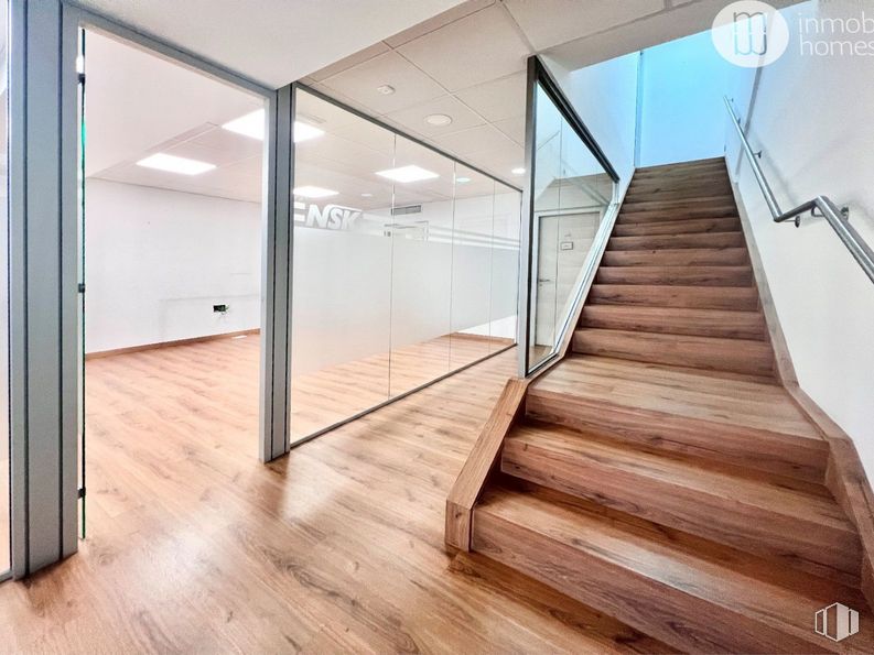 Local en alquiler en Zona Európolis, Las Rozas de Madrid, Madrid, 28230 con accesorio, madera, escaleras, interiorismo, edificio, suelo, hall, suelos, pared y tinte para madera alrededor