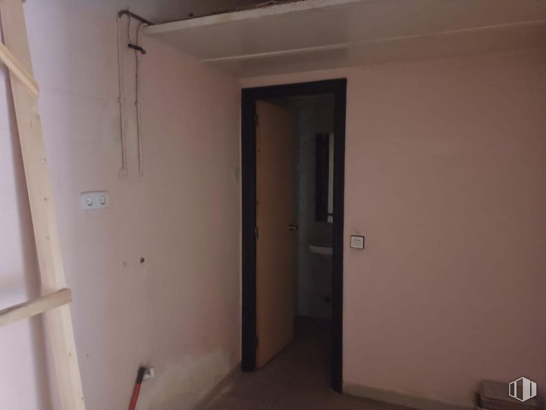 Local en alquiler y venta en Calle San Andrés, Fuenlabrada, Madrid, 28945 con accesorio, edificio, puerta, madera, suelos, puerta de casa, casa, madera dura, pintura y techo alrededor